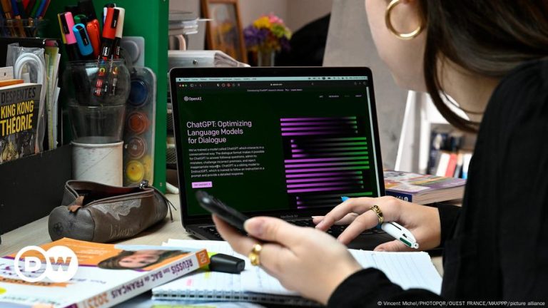 Dictionary adds 3,000 new words including ‘ChatGPT’ – DW – 08/19/2024