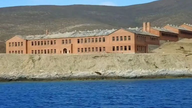 Inside haunting ‘Island of the Devil’ near Greek holiday hotspot left with a single eerie building with a dark past – The Sun