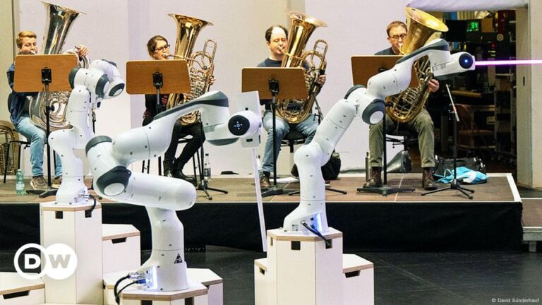Dresden orchestra conducted by 3-armed robot – DW – 10/11/2024