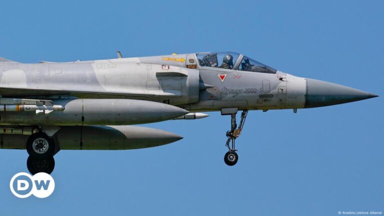Taiwan reports record 153 military planes during China drill – DW – 10/15/2024