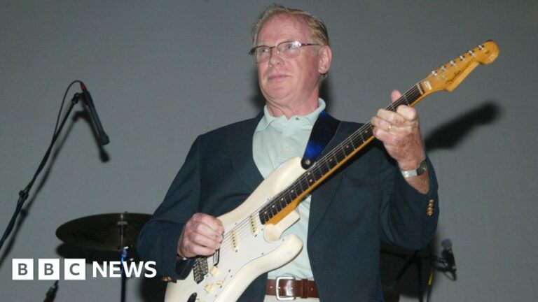 James Bond theme tune guitarist Vic Flick dies aged 87