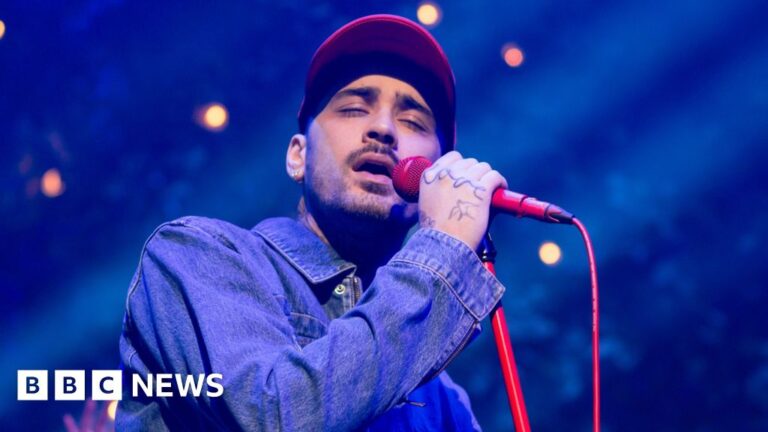 Former One Direction singer pays tribute to Liam Payne at Leeds concert