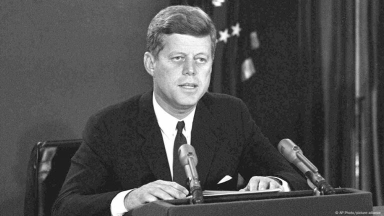 Trump releases thousands of files on JFK assassination – DW – 03/19/2025