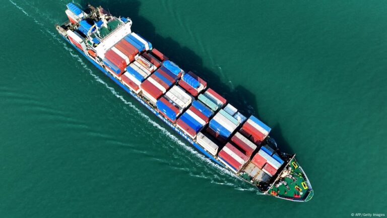 US strikes back at China’s maritime trade with port fee – DW – 03/10/2025