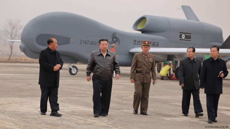 Kim Jong Un oversees tests of AI suicide drones – DW – 03/27/2025