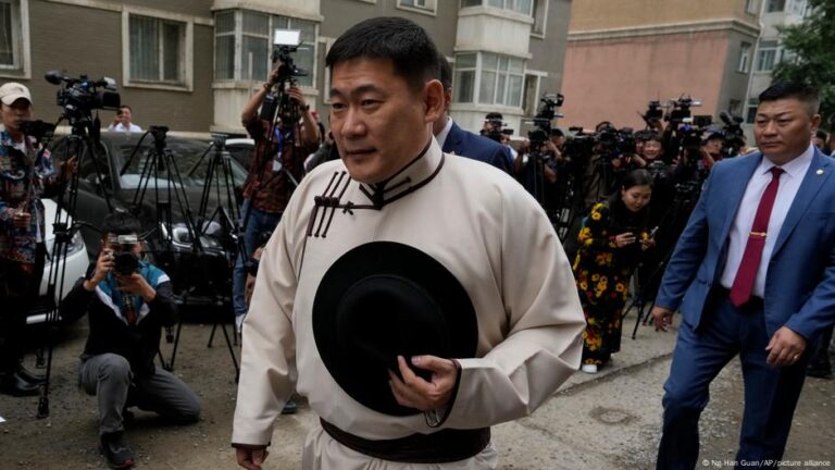 Mongolian PM resigns after losing confidence vote – DW – 06/03/2025
