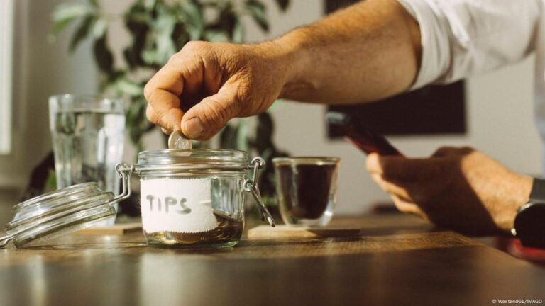 ‘Tipflation:’ The growing pitfalls of proper tipping – DW – 06/30/2025