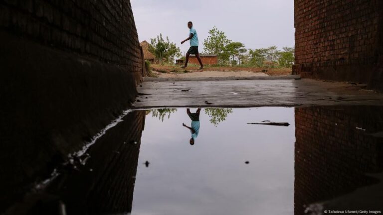 Africa’s youth may feel lonelier than you know – DW – 08/25/2025