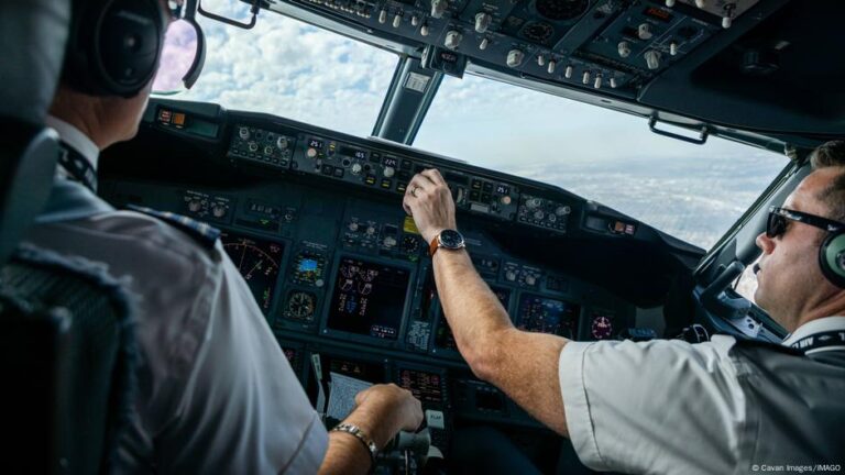 Pilot crisis looms as airlines scramble to fill cockpits – DW – 10/02/2025