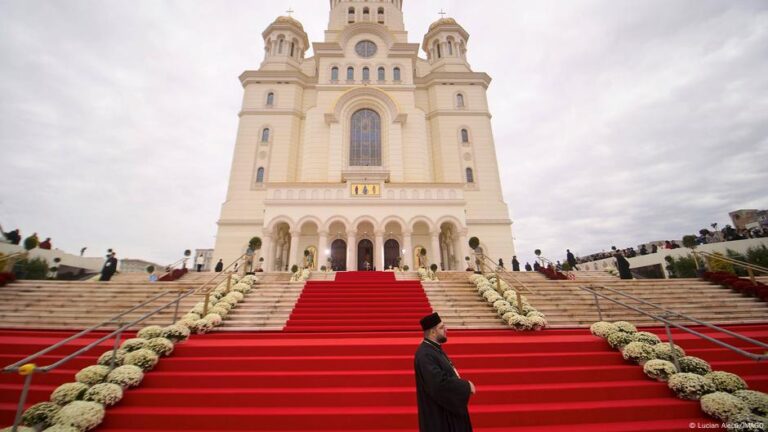 Romania opens world’s biggest Orthodox church – DW – 10/26/2025