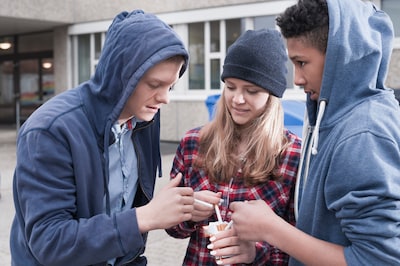 Blowen, drinken en brutaal? Pubercoach tipt: 'Negatief gedrag betekent dat jij als ouder aan zet bent'