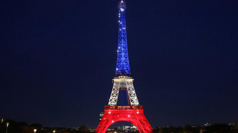 The week in pictures: Paris remembers Nov 13 attacks, US shutdown ends and the northern lights