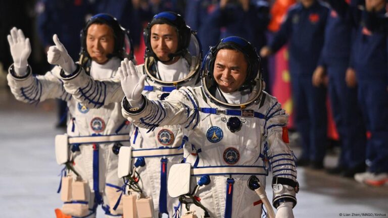 China launches youngest astronaut and ‘space mice’ – DW – 10/31/2025