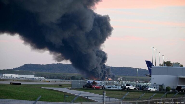 UPS cargo plane crashes in Kentucky killing several people – DW – 11/05/2025