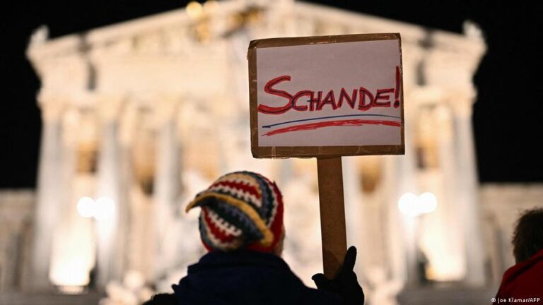 Dozens protest Austrian parliament event honoring antisemite – DW – 11/12/2025