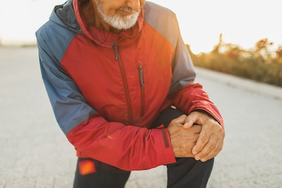 Koud weer kan artrosepijn verergeren: dit helpt volgens orthopedisch chirurg