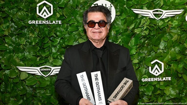 Iranian filmmaker Jafar Panahi sentenced to prison – DW – 12/02/2025