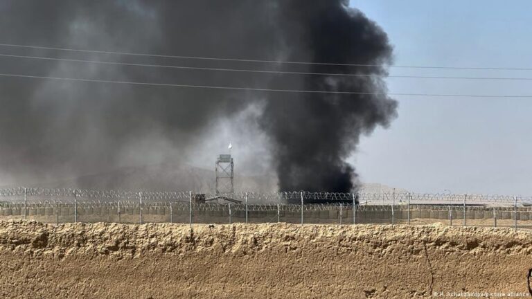 Pakistan and Afghanistan exchange fire after failed talks – DW – 12/06/2025