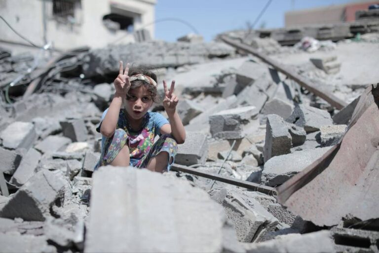 Kleermakers in Gaza maken prinsessenjurken: noodgedwongen upcycling