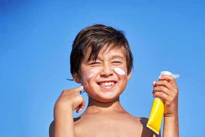 Meer dan twintig zonnebrandmiddelen getest, dit eigen merk komt als beste uit de test