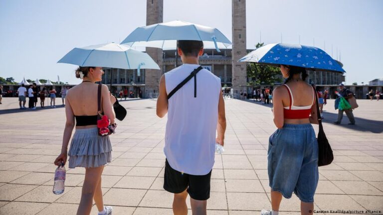 As heat waves loom, scientists wonder how humans will adapt