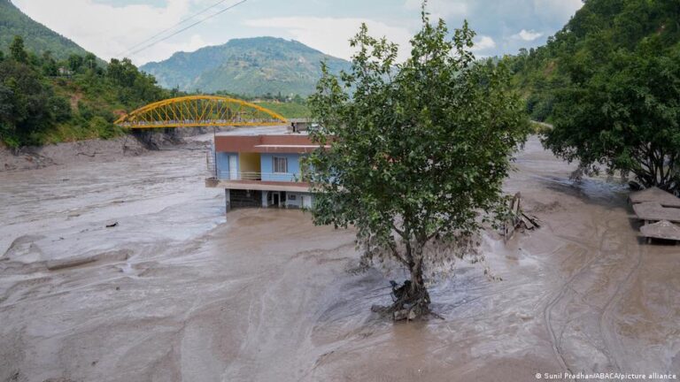 How do flash floods happen?