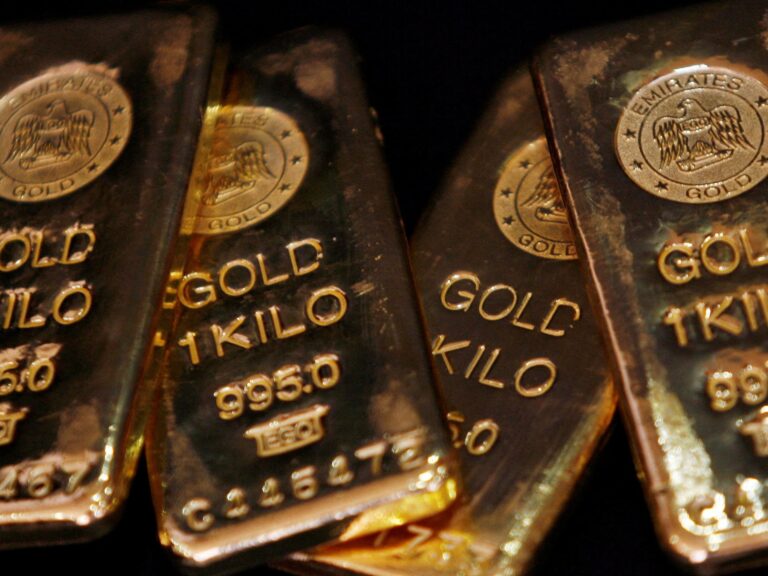 Gold falls amid rising oil prices and higher US dollar | Business and Economy News