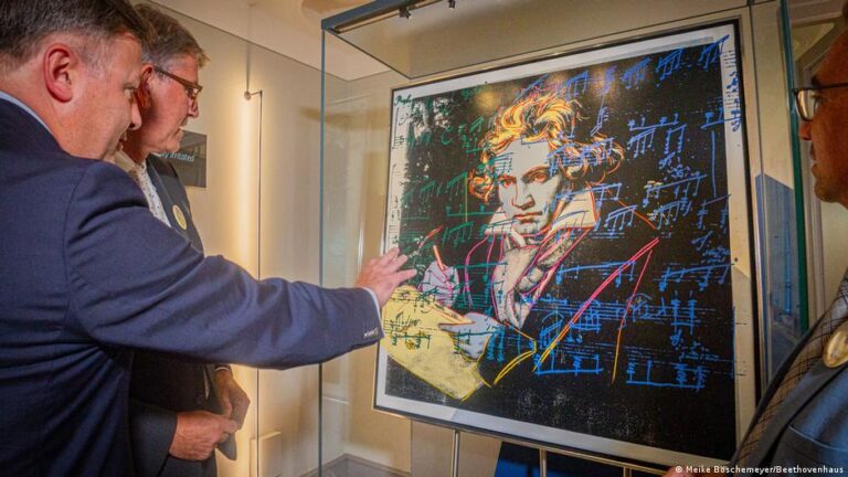 Rebel icons on show in Bonn