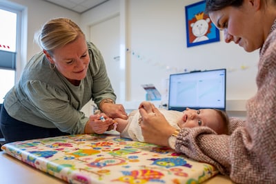 Nieuwe prik tegen RS-virus voorkomt dat baby’s op ic belanden: dit seizoen veel minder gevallen