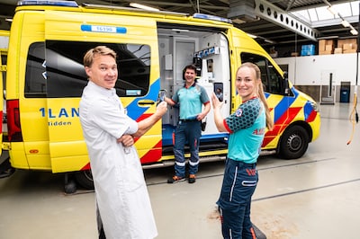 Terwijl patiënt in ambulance naar ziekenhuis wordt gebracht, kijkt neuroloog al mee